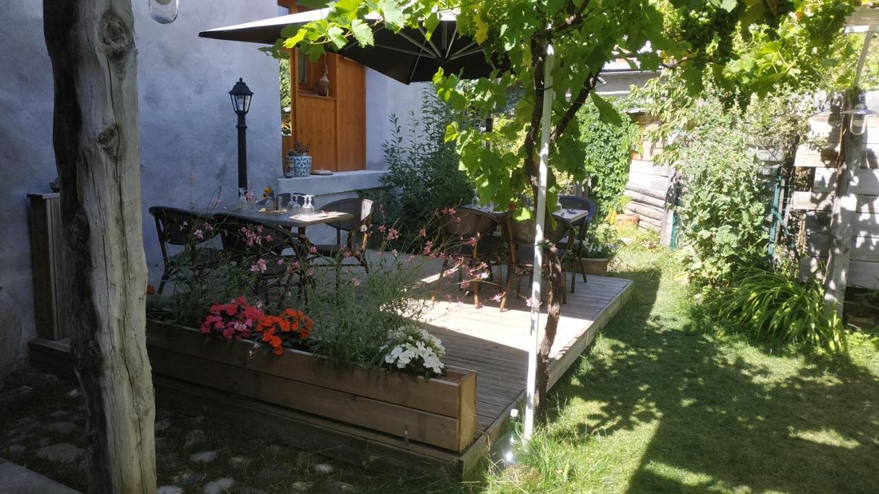 Chez Jacquie Et Fifi Bed & Breakfast Mont-Dauphin Exterior photo