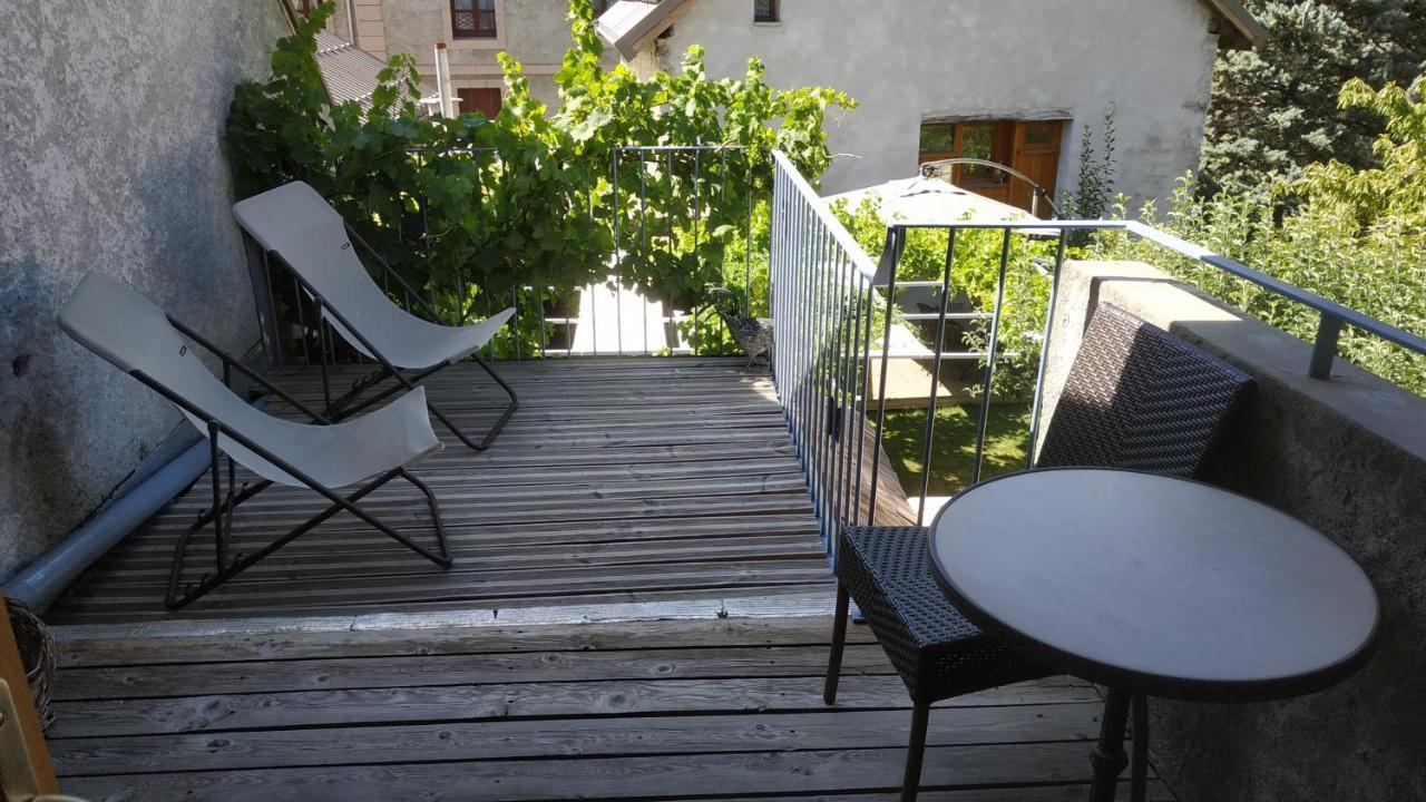 Chez Jacquie Et Fifi Bed & Breakfast Mont-Dauphin Exterior photo